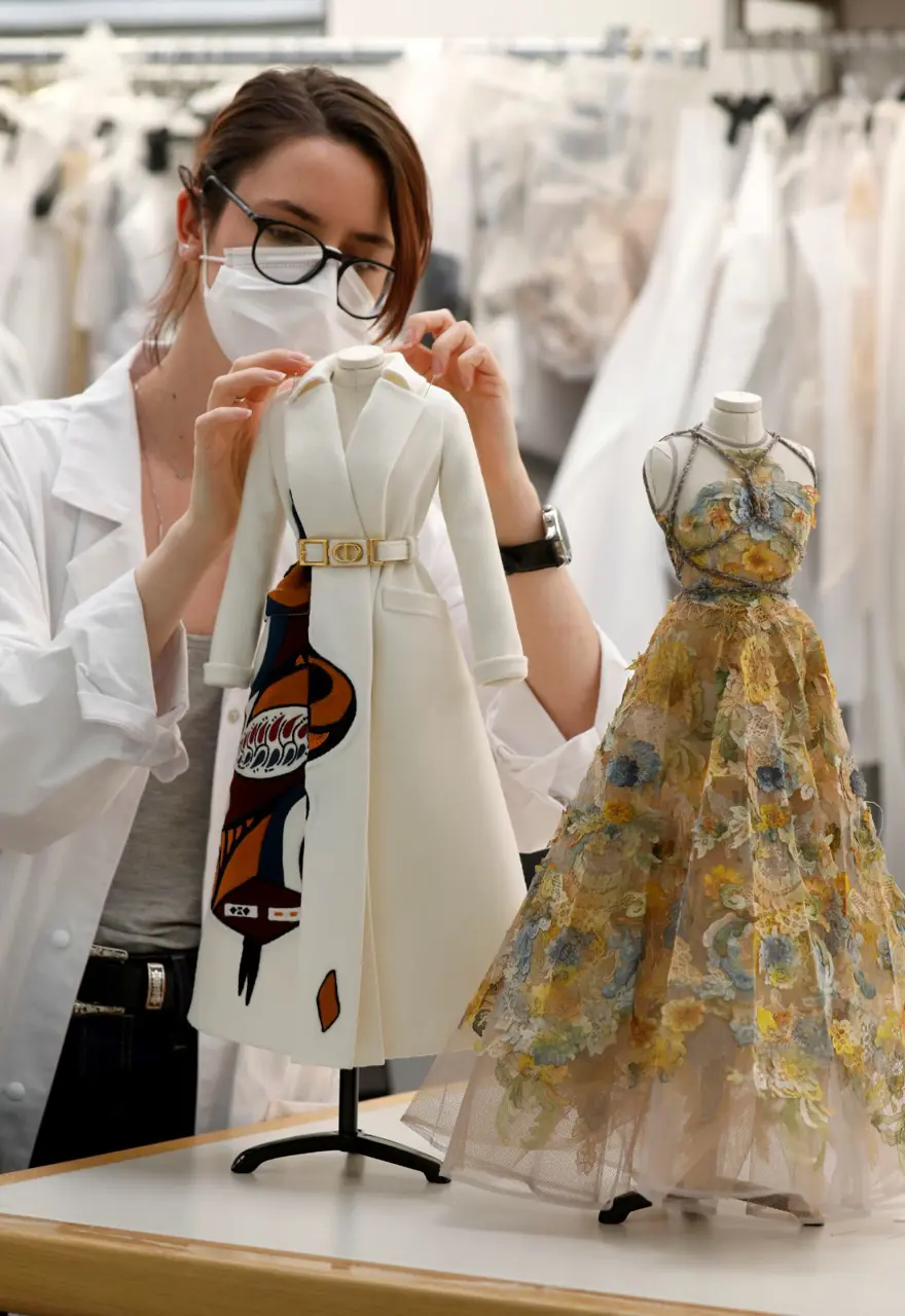 Dior'dan Dijital Moda Haftası için minyatür elbise tasarımları 3