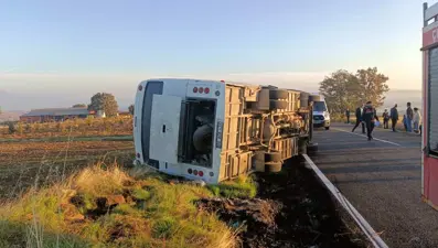 İşçilerini taşıyan midibüs devrildi: 23 kişi yaralandı