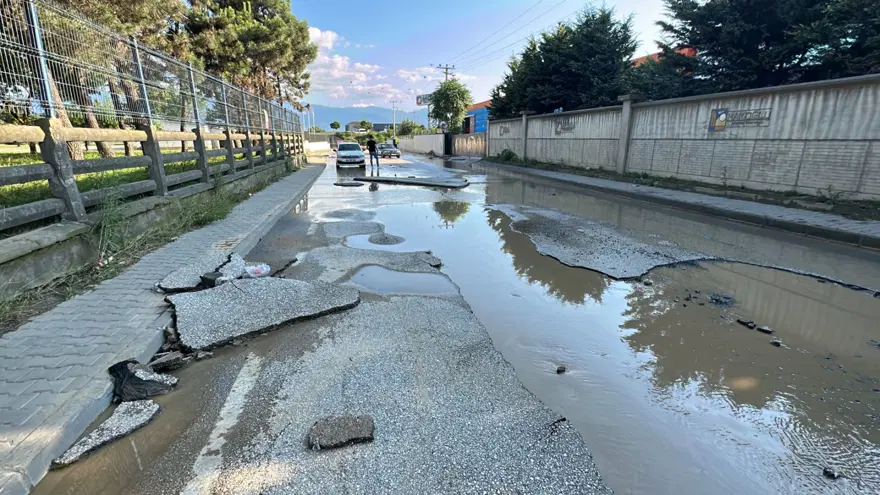 Düzce'de sel suları asfaltı yerinden söktü Düzce'de sel suları asfaltı yerinden söktü