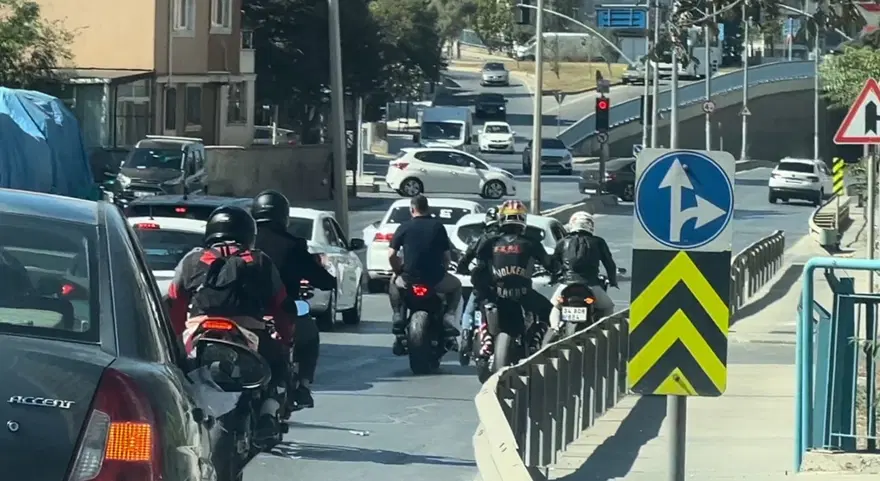 Kartal’da düğün konvoyu tepkisi | Trafiği durdurup, tek tekerüstünde gittiler Kartal’da düğün konvoyu tepkisi | Trafiği durdurup, tek tekerüstünde gittiler