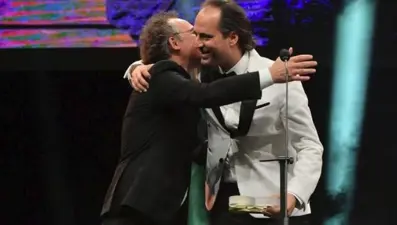 Timuçin Esen'den Müslüm Baba'ya beyaz takım elbiseli gönderme