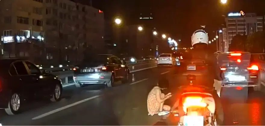 SEYREDEN ARAÇTAN KADINI YOLA ATIP KAÇTI 