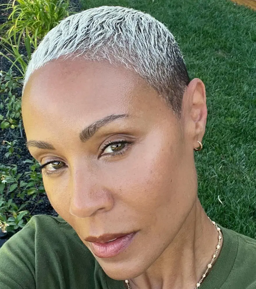 Uğruna Oscar'da tokat skandalına imza atılan Jada Pinkett Smith'ten saçlı fotoğraf 4 Uğruna Oscar'da tokat skandalına imza atılan Jada Pinkett Smith'ten saçlı fotoğraf 4