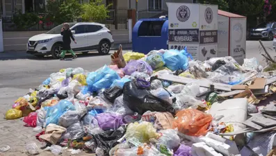 İzmir'de çöp yığınları oluştu