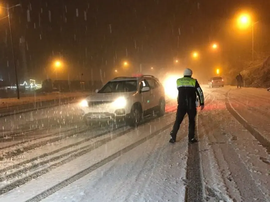Bolu Dağı'nda ulaşıma kar engeli 