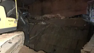 Başkentte inşaat temel kazısının bitişiğindeki üç katlı dükkan çöktü