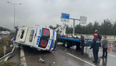 D-100'de ambulans kazası: Yaralılar var