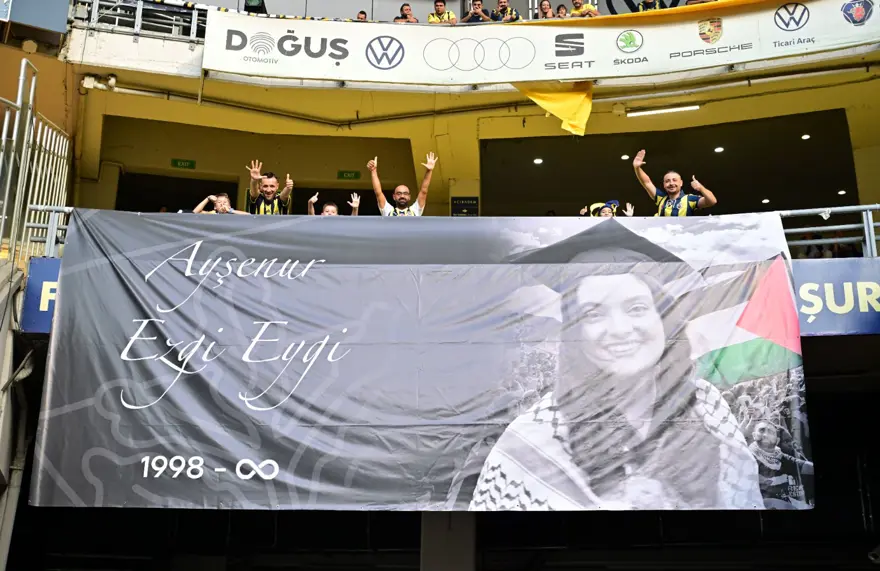 AYŞENUR EZGİ EYGİ PANKARTI 5
