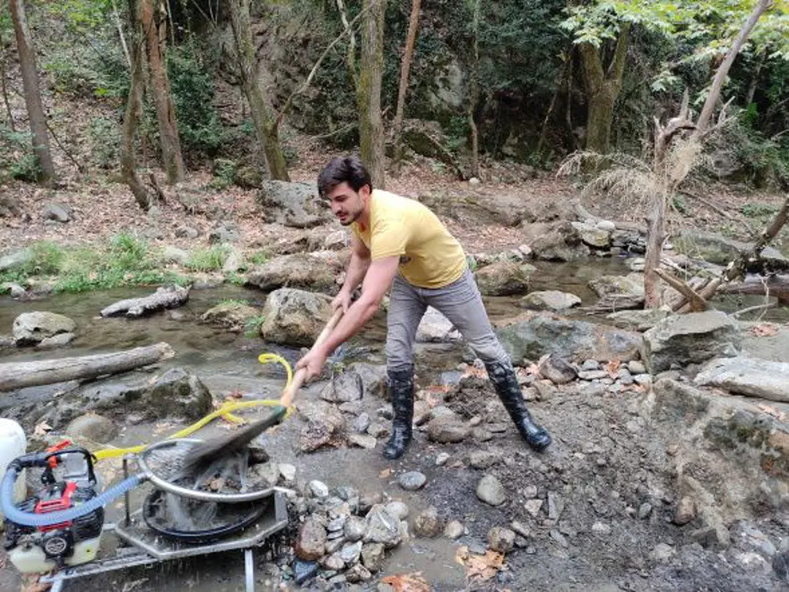 Derelerden altın toplayıp servet kazanıyorlar 5 Derelerden altın toplayıp servet kazanıyorlar 5