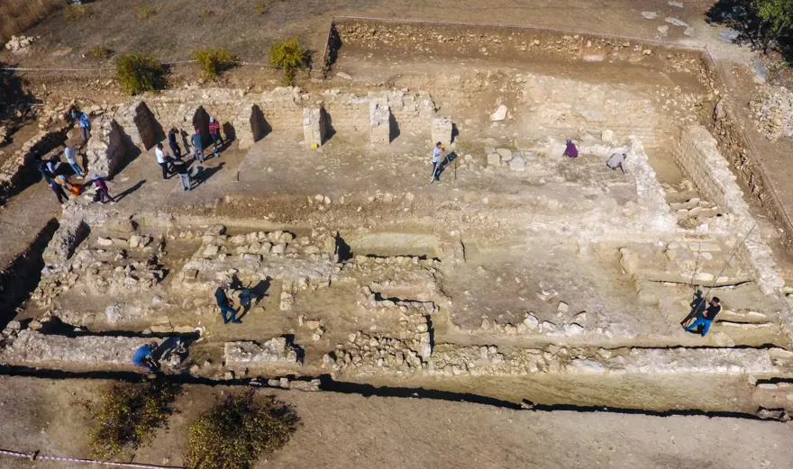 Diyarbakır'da içinde 46 mezarın olduğu 1500 yıllık kilise kalıntısı bulundu Diyarbakır'da içinde 46 mezarın olduğu 1500 yıllık kilise kalıntısı bulundu