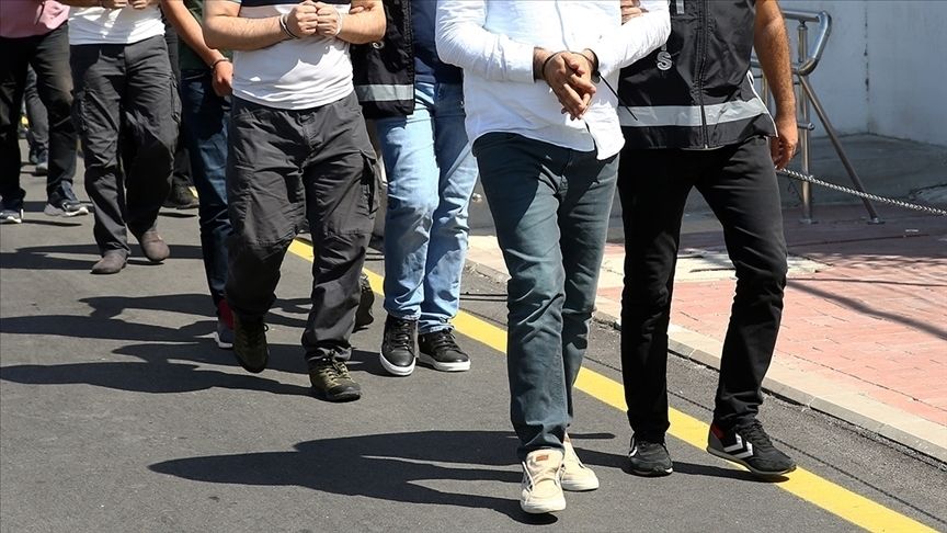 İzmir'de FETÖ operasyonu: 3 tutuklama