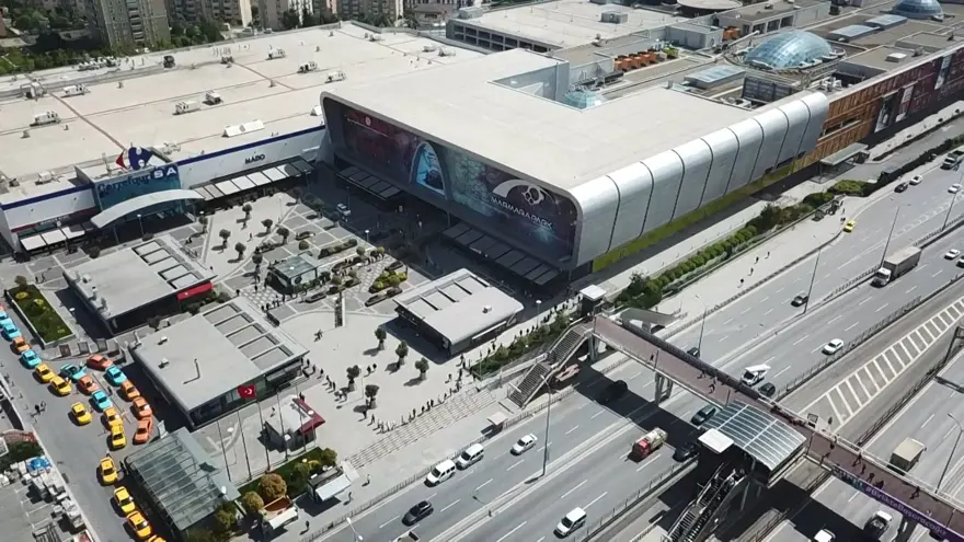 AVM'ler kapılarını açtı: Metrelerce kuyruk oluştu 4