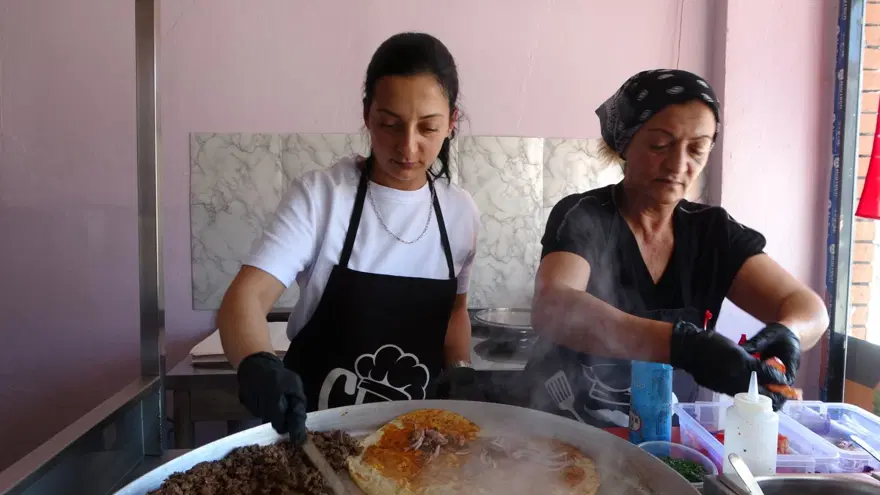 İlçenin tek kadın tantuni ustası: Azmiyle, cesaretiyle takdir topluyor 3 İlçenin tek kadın tantuni ustası: Azmiyle, cesaretiyle takdir topluyor 3