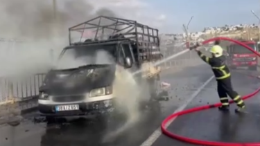 Seyir halindeki kamyonet alev aldı: Sürücü sıcaklık hissedince, 3 kişi kurtuldu