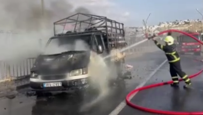 Seyir halindeki kamyonet alev aldı: Sürücü sıcaklık hissedince, 3 kişi kurtuldu