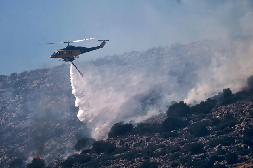 Yunanistan'da yangın söndürme helikopteri denize düştü Yunanistan'da yangın söndürme helikopteri denize düştü