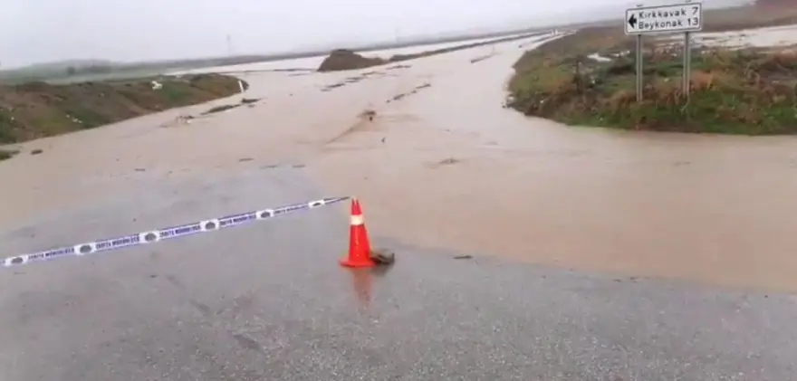 Edirne Uzunköprü'de sağanak: Dereler taştı, yollar ulaşıma kapatıldı 2