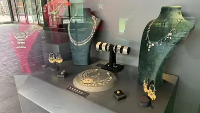 Portakal Çiçeği Karnavalı'nda "Osmanlı'dan Cumhuriyete Takılar" sergisi açıldı