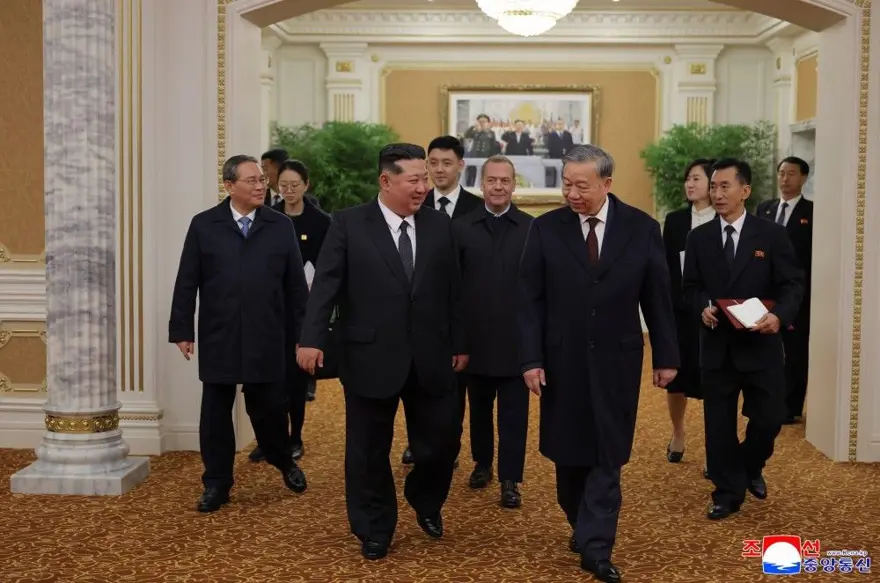 Kuzey Kore'den gözdağı: İktidar partisinin 80. yaşında füzeler sergilendi 1 Kuzey Kore'den gözdağı: İktidar partisinin 80. yaşında füzeler sergilendi 1