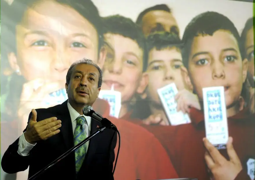 Bakan Eker süt içti 