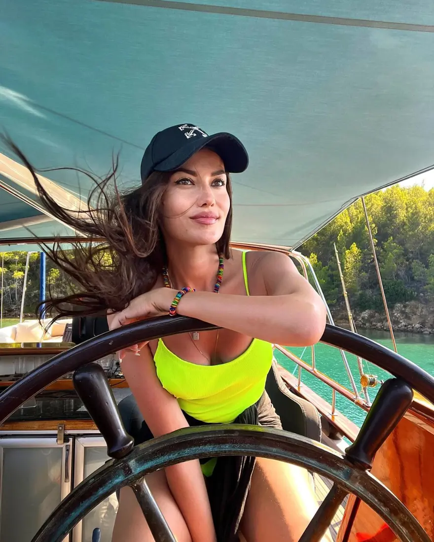 Fahriye Evcen'den çok konuşulan tekne pozları 8