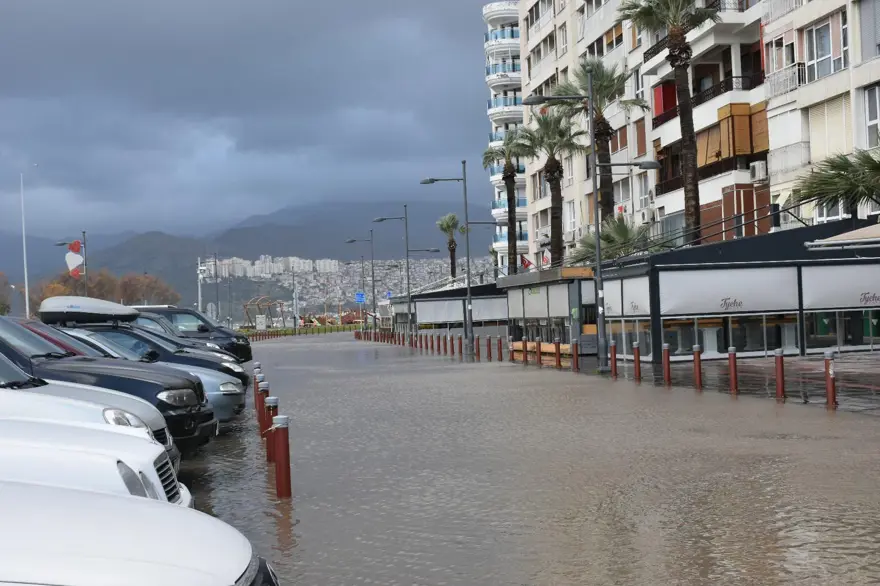 İzmir'de fırtına: Deniz taştı, işyerlerini su bastı 43