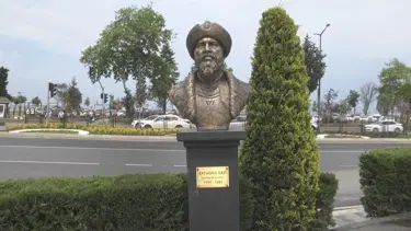 Tartışılan 'Ertuğrul Gazi' büstü kaldırıldı, iki müdür görevden alındı (Diriliş Ertuğrul'daki Engin Altan Düzyatan'a benzetilmişti)