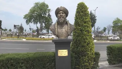 Tartışılan 'Ertuğrul Gazi' büstü kaldırıldı, iki müdür görevden alındı (Diriliş Ertuğrul'daki Engin Altan Düzyatan'a benzetilmişti)