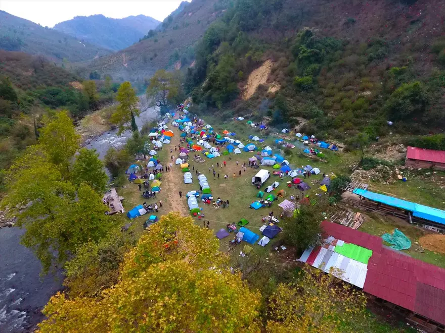 HES kodu ile girdikleri kampta doğanın tadını çıkardılar 15 HES kodu ile girdikleri kampta doğanın tadını çıkardılar 15