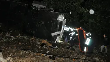 Yolcu otobüsü uçurumdan yuvarlandı: 10'u ağır 28 yaralı