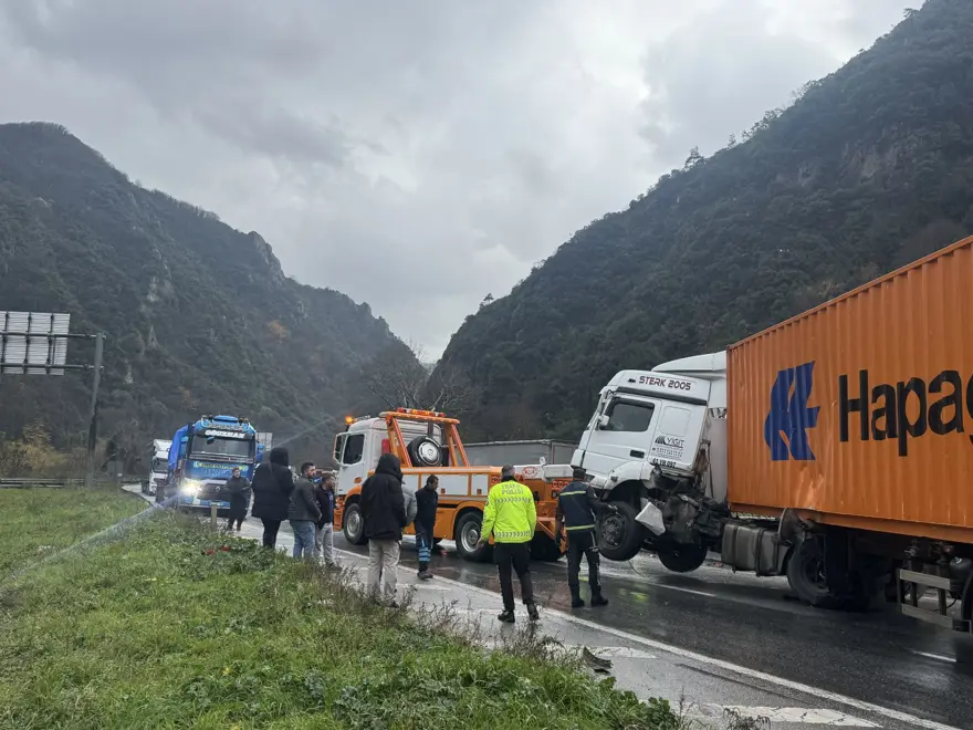 Sakarya-Bilecik kara yolunda TIR kazası 4