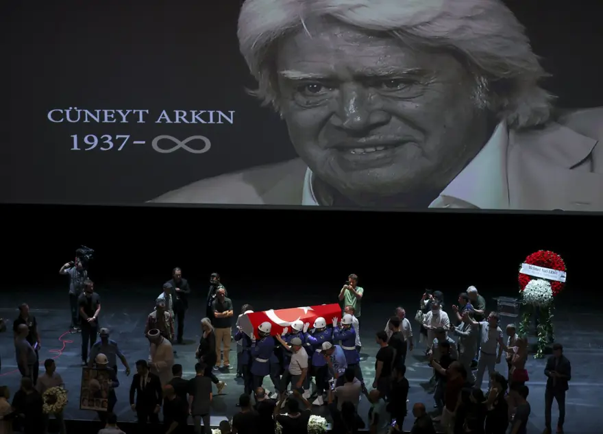 Cüneyt Arkın'ı binlerce kişi gözyaşlarıyla uğurladı 49 Cüneyt Arkın'ı binlerce kişi gözyaşlarıyla uğurladı 49