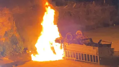 Park halindeyken dereye yuvarlanıp yandı