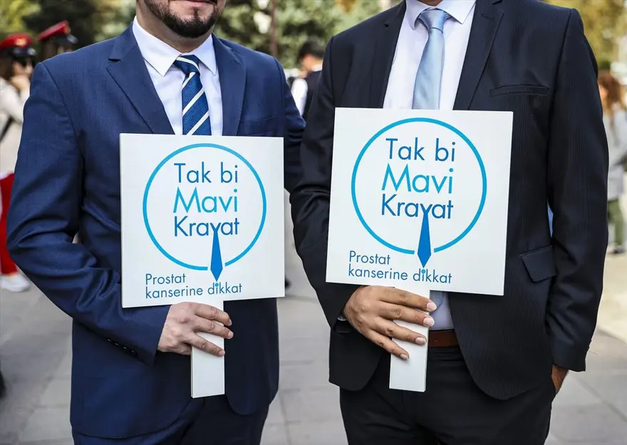 Ankara Garı'na mavi kravat astılar, prostat kanserine dikkat çektiler (#takbimavikravat) 4