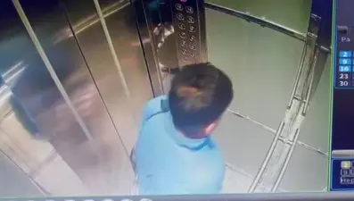 Davulcu binanın asansörüne tuvaletini yaptı
