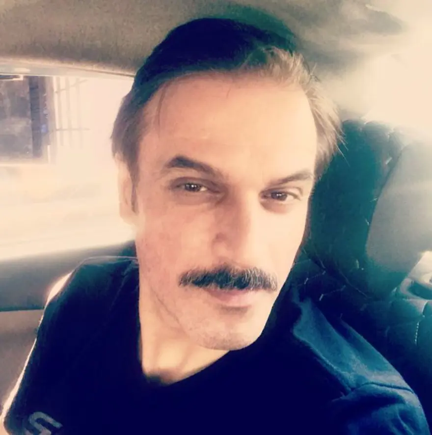 Ufuk Özkan sahnelere döndü: Günler sonra ilk poz 2 Ufuk Özkan sahnelere döndü: Günler sonra ilk poz 2