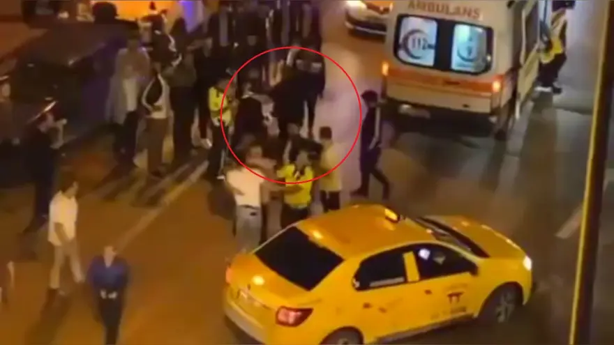 YERDE YATAN YARALI KADINA TEKME ATIP KAÇTI 2