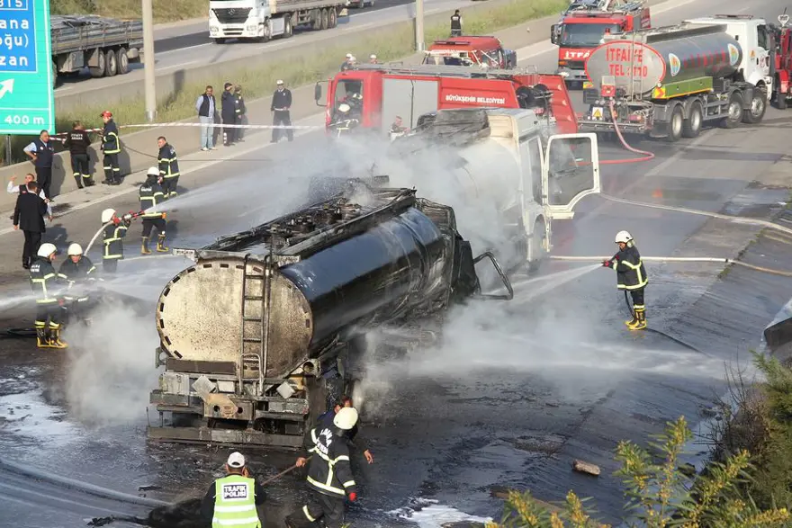 Adana'da iki tanker çarpıştı 9