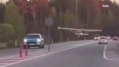 Letonya’da küçük uçak otoyola acil iniş yaptı