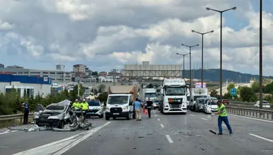 Otoyolda trafiği durduran kaza: Üç kişi araçta sıkıştı