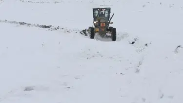 Doğuda kar esareti: Erzurum ve Kars'ta 594 yerleşim yerine ulaşım sağlanamıyor