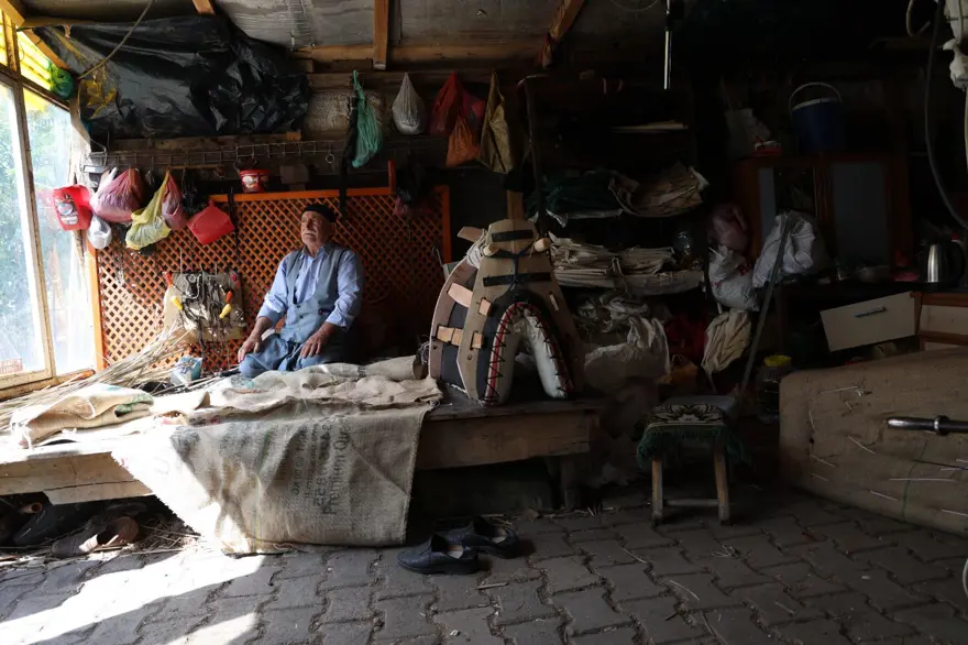 Unutulmaya yüz tutmuştu: 77 yaşındaki usta semerciliği makinayla sürdürüyor 3 Unutulmaya yüz tutmuştu: 77 yaşındaki usta semerciliği makinayla sürdürüyor 3