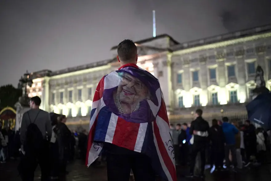 İngiltere'de yas: Halk Buckingham Sarayı'na akın etti 11