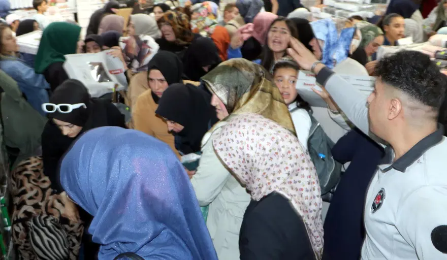 BİRÇOK ÜRÜN RAFLARDAN DÜŞÜP KIRILDI 2 BİRÇOK ÜRÜN RAFLARDAN DÜŞÜP KIRILDI 2