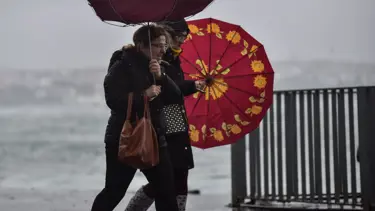 Hava durumu: Meteoroloji'den fırtına uyarısı (Şiddetli rüzgar ve sağanak ne zaman bitecek?)