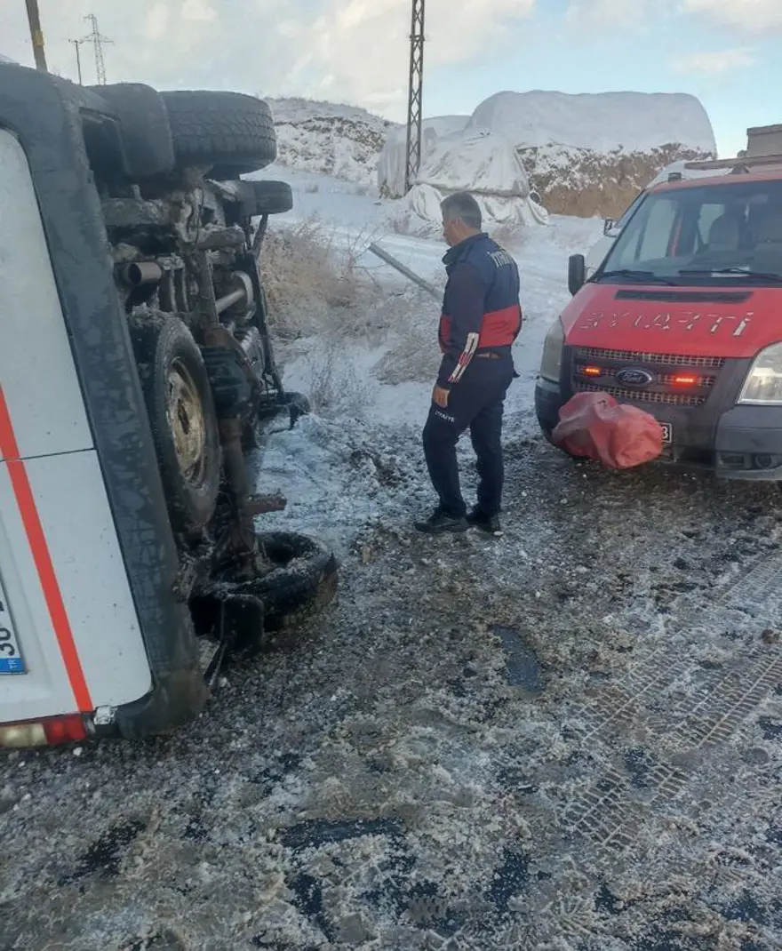 Öğretmen servisi devrildi: Yaralılar var 2