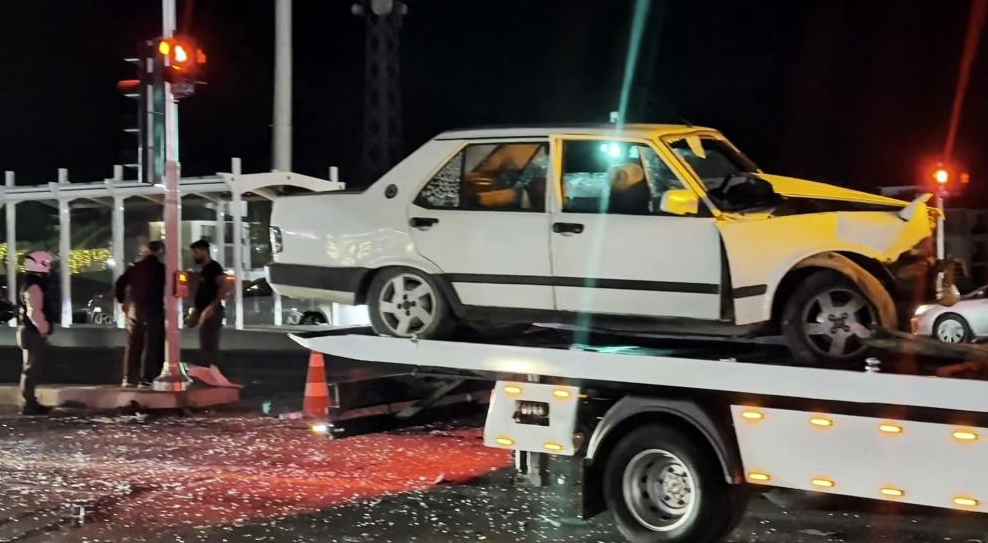 Adapazarı'nda iki otomobil çarpıştı: Biri ağır, 3 yaralı