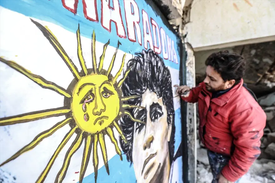 Maradona'nın resmi İdlib'de yıkılan bir evin duvarına çizildi 6