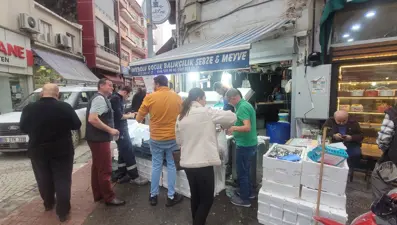 Balıkçıların önünde uzun kuyruk var: Tezgahlar doldu, taştı