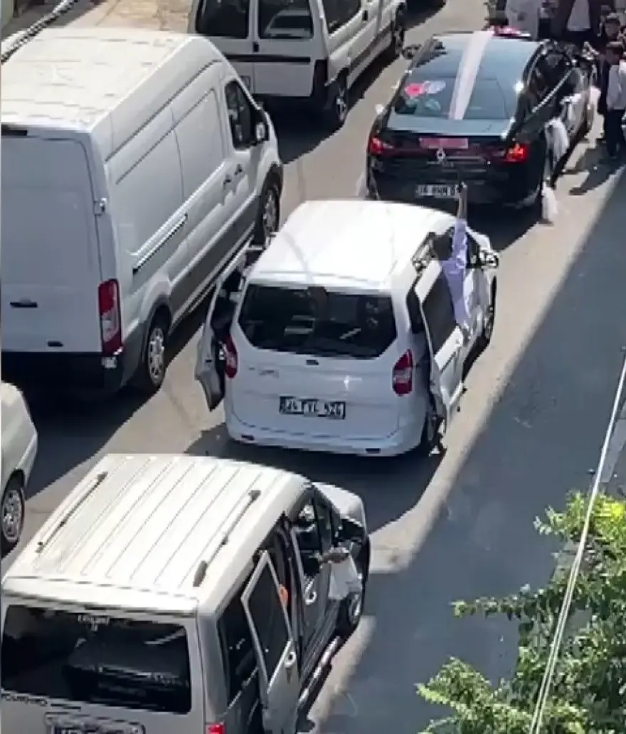 İstanbul’dadüğün konvoyu terörü: Silahla havaya ateş açtılar 4